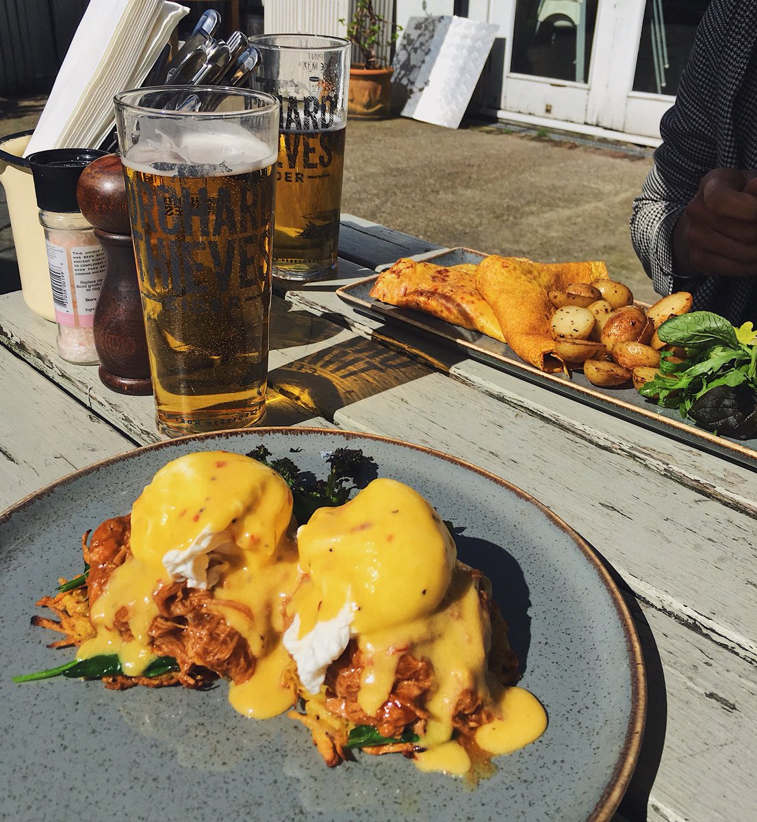 FoodWithLegs's tweet photo. Sun’s out, we’re OUT. Epic brunch @TheHampshireHog 🍳🍻 https://t.co/GmlqO6dEpu