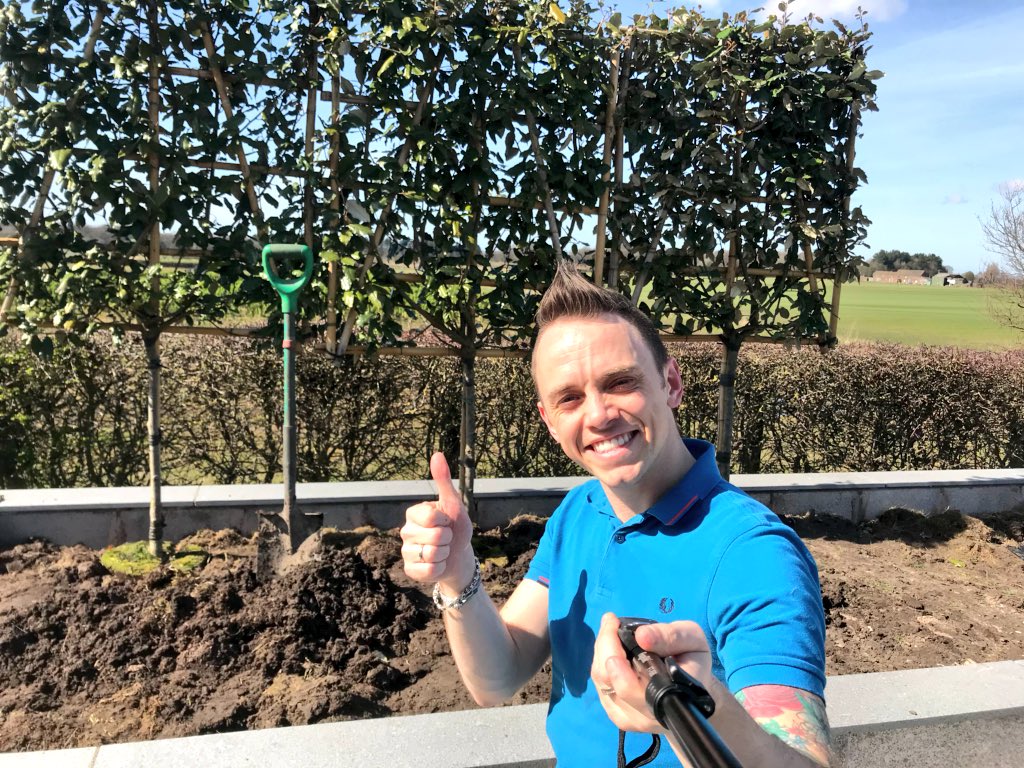 Garden_Ninja's tweet photo. Gonna move into the country gonna plant a lot of pleaches!! 😜🤘 #pleach #trees #GardenersWorld #gardendesign #spring https://t.co/zkL76nbUDO