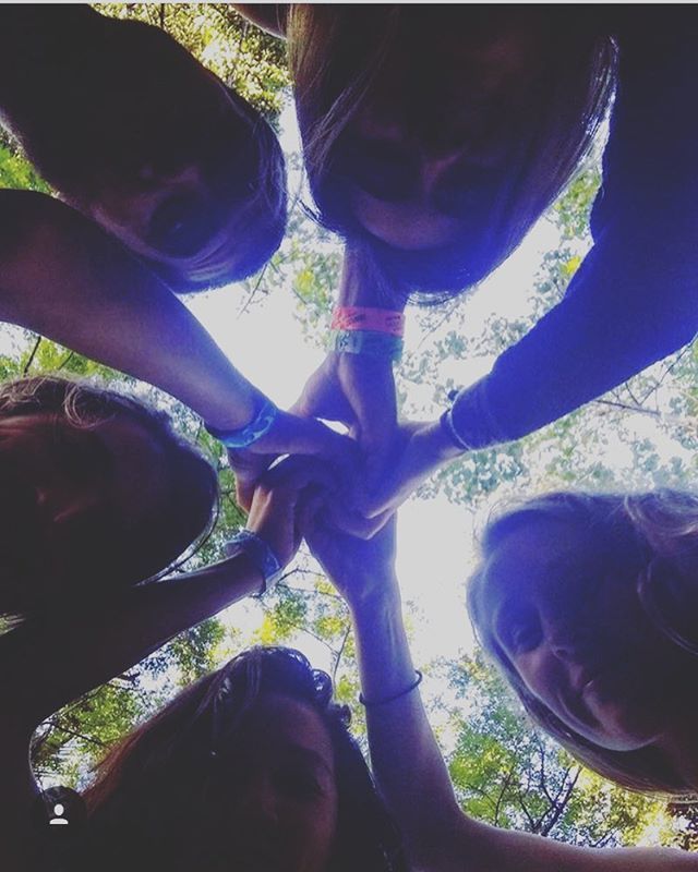 humandalas's tweet photo. Interconnection is beautiful!  Sharing humandalas love from @olive_buddha 💓🙌🏼🌟 #tbt #humandalas #connection #flowfest #communitybuilding #yoga #humanity #handmandala #yogigames #hawaii https://t.co/66eaIG5VKi