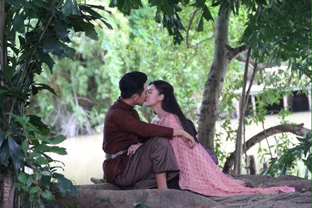 Sannnnn119's tweet photo. พรีโล้ VS วันโล้  ความเหมือนที่แตกต่าง
#บุพเพสันนิวาส https://t.co/DpnVooa03B