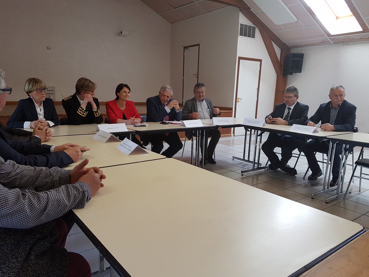 MezardJacques's tweet image. 📡 Démonstration de pose de #fibreoptique  
🗣échange sur l'impact de la #fibre sur les commerces, l'activité et l'attractivité du territoire