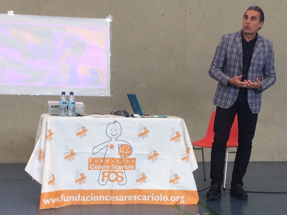 MariolaConde's tweet photo. Genial @sergioscariolo en cole Sagrado Corazón #deporte y #solidaridad para ayudar niños enfermedades oncológicas @FCScariolo @EducoDeporte https://t.co/wnWaAaFTFv