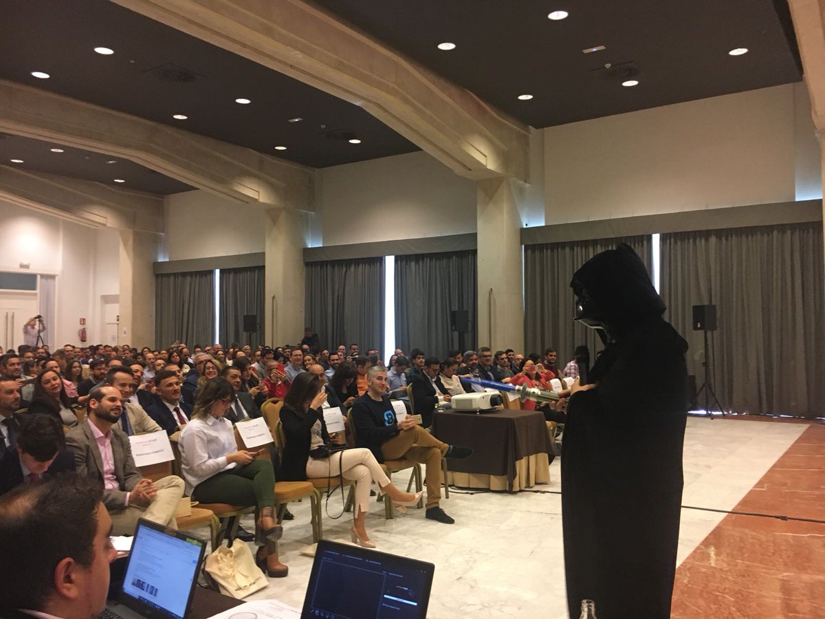 91escribano91's tweet photo. #DarthVader ha cambiado de galaxia por unas horas esta mañana para asistir al #ecommercetoursv gracias a @GrupoQueralto #Queraltomola #ecommerce #queralto @franciscoabadg https://t.co/gkfDVFutfl