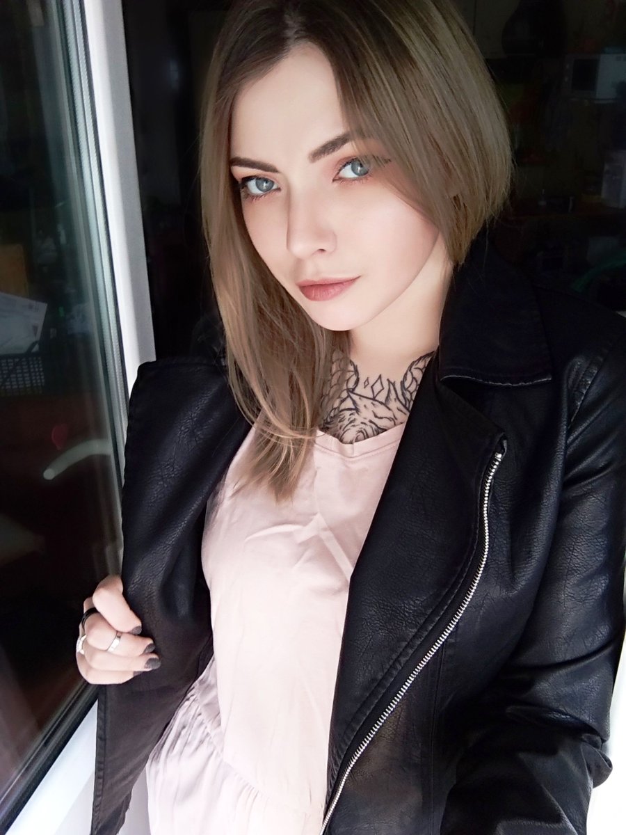 LavitsDart's tweet photo. В инстаграме спрашиваю о платьях, а тут буду восхвалять косметику. Недавно доросла, наверно только в 22-23, раньше как-то не дружила. Оказалось классная штука, и мне комфортно и без нее, но иногда бывает очень приятно посидеть, поколдовать :) https://t.co/3TvZlefsFl