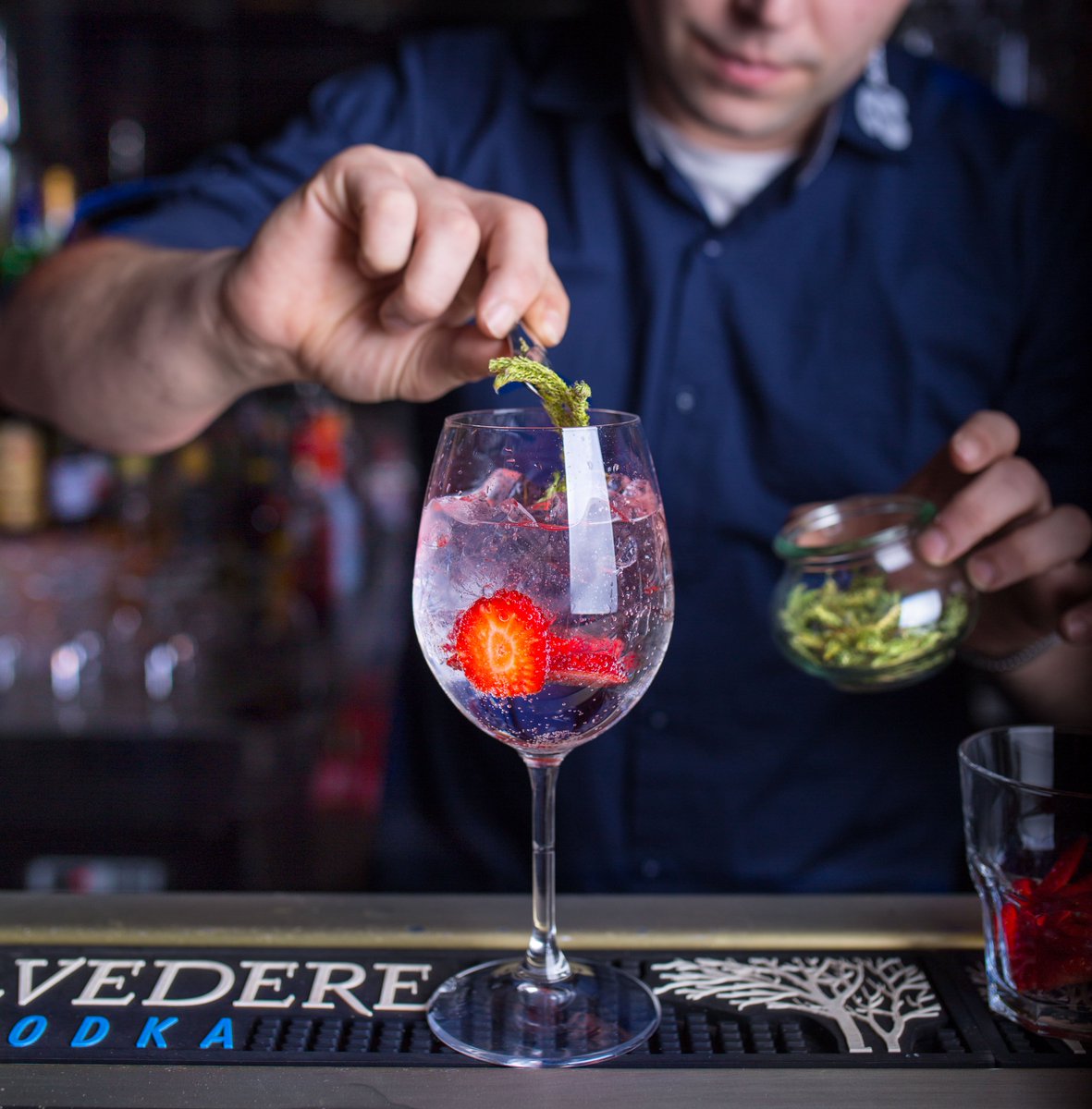 Provedite se kao jagode u džinu.

Slatko i gorko, jagoda i neven. Što se duže meša, aroma nevena je sve jača a vinska čaša je ističe. 👌

#ladiesnight #ambarbelgrade