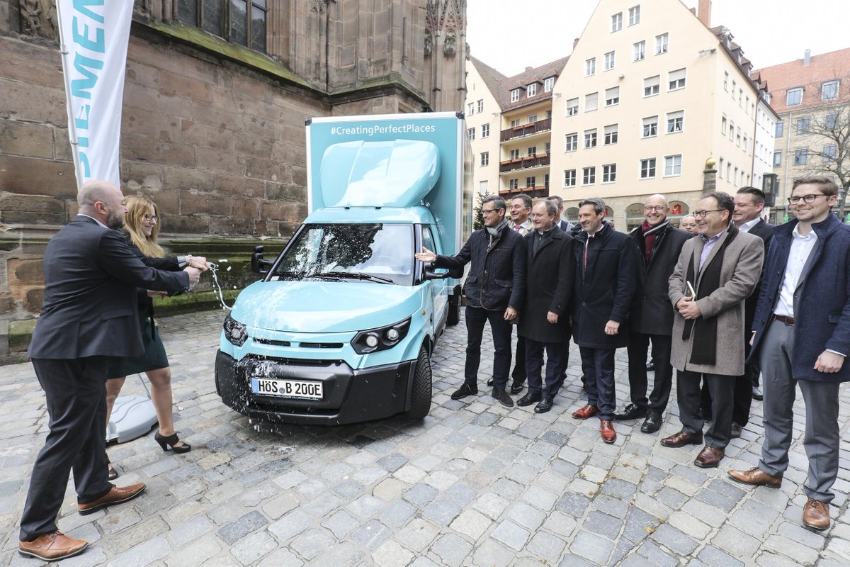 PAULTRUCKcom's tweet photo. Champagne shower, electric power:
Last thursday, the first StreetScooter took on duty at Siemens in Nuremberg. As executive body manufacturer @paul_nfz played a key role in this pioneering project. #iampaul #siemens #streetscooter #greenpower #craftedpower
Photo: Kurt Fuchs https://t.co/bxKOcqhK7q