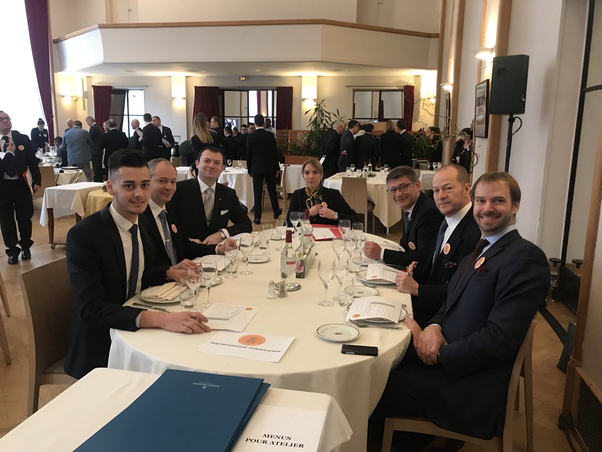 TropheeDelair's tweet photo. [PRISE DE COMMANDE]

Au menu d’aujourd’hui les candidats nous ont présenté leurs plus beaux atouts pour séduire le jury d’exception ! 

 @AndreTerrail  
#FrédéricKaiser
#StephaneGuenaud
#LucasPoirel 
#ElsaJeanvoine 

#prisedecommande #epreuve #concours https://t.co/4jcXpIpEJP