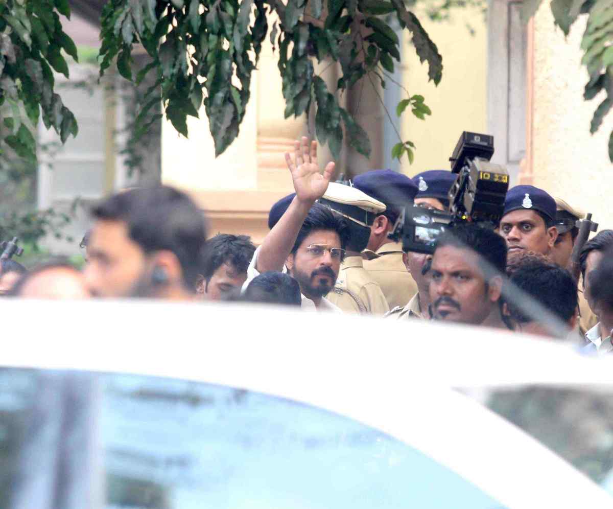 SRKUniverse's tweet photo. #SRKonSets: Shah 'Raees' Khan waving to fans while shooting the extremely emotional scene before the climax.

RT if that portion of the film leaves you with no words, but tears only. https://t.co/MtUSKKU58u