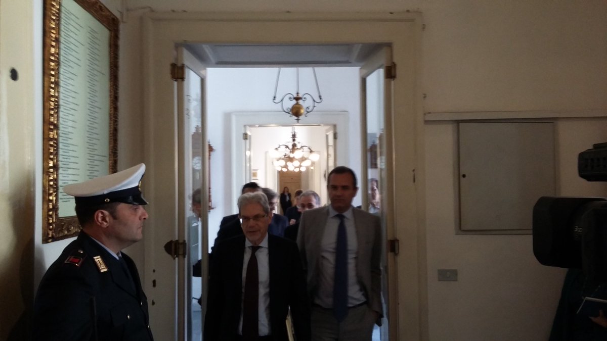 Patto per Napoli, De Vincenti in sala giunta al Comune con <a href="/demagistris/">Luigi de Magistris</a>