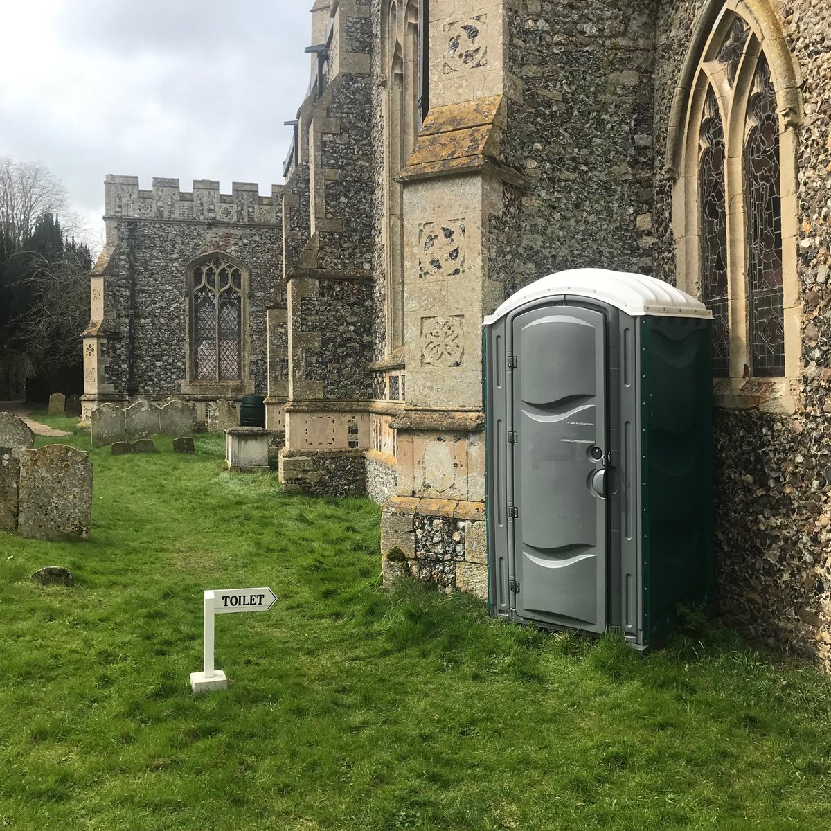 flintmancompany's tweet photo. Brilliant signage. #flushwork #flint #suffolkchurch https://t.co/jyKq9WTmwJ