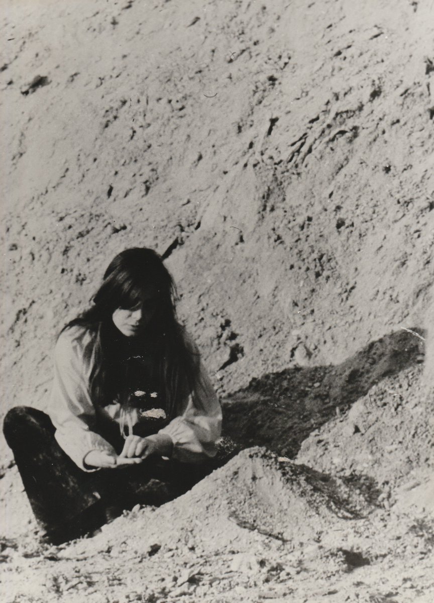 - 2 a #LauraGrisi - Hypothesis on Infinity
#BolognaCultura
“I didn’t want a painting, a sculpture containing air, earth, or water... I wanted to recreate the experience of natural phenomena.”
#GermanoCelant, #LauraGrisi, Rizzoli International Publications, #NewYork, 1989