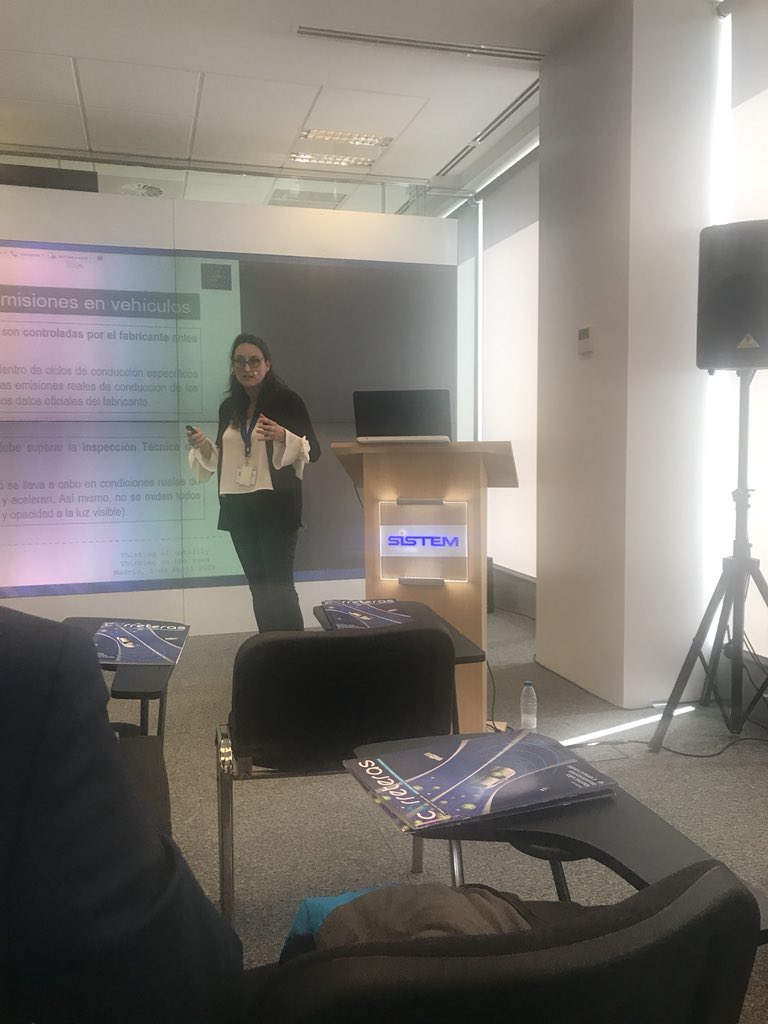 aec_thinktank's tweet photo. #AECLab Dolores Hidalgo @CARTIFCT habla sobre los sistemas dinámicos de medición de emisiones: En torno al 10% de los vehículos emisores contribuyen al 50% de las emisiones, uno de los interesantes datos que está ofreciendo la ponente https://t.co/GNRcI1K9vl