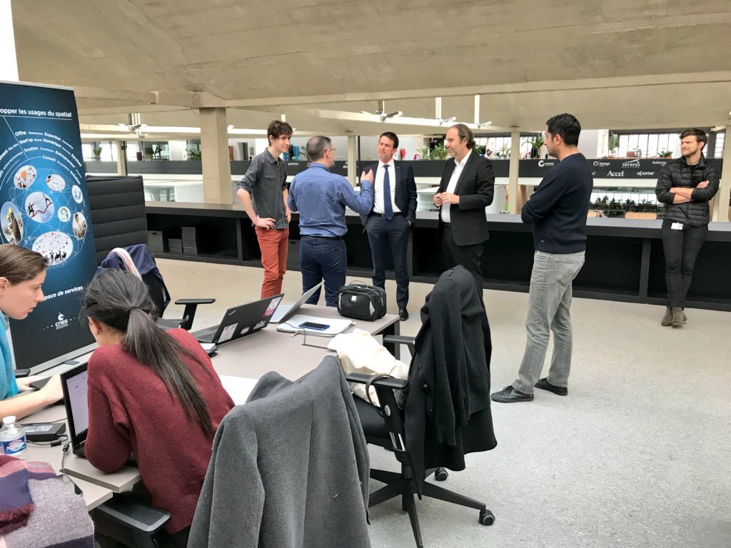 Jobnroll1's tweet photo. Superbe matinée à #STATIONF avec la venue de @manuelvalls ! Merci @Xavier75 pour ce magnifique lieu qui nous motive chaque jour ! On remercie aussi @AntoinePavamani pour cette rencontre ! #ItWasCool 💫🚀 https://t.co/pCPV4qFu2A