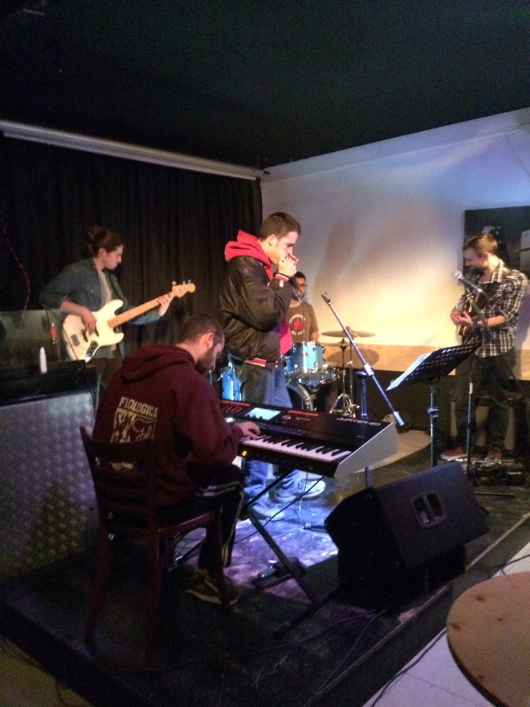 LACUPULABAR's tweet photo. Avui a partir de les 22:30 tens una cita amb la música a LA JAM DELS AMEGS. Recorda portar el teu instrument (bateria millor no, que no ens hi caben) https://t.co/F9W4KlhNnd