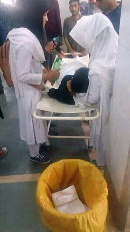 MirwaizKashmir's tweet photo. Strongly condemn the police excesses on students protesting the brutal #Shopian and #Kangan killings.Scores of young students including girls injured and hospitalised! For every reaction to oppression even by students the standard state response is brute force! https://t.co/6Kx6gV8kRV