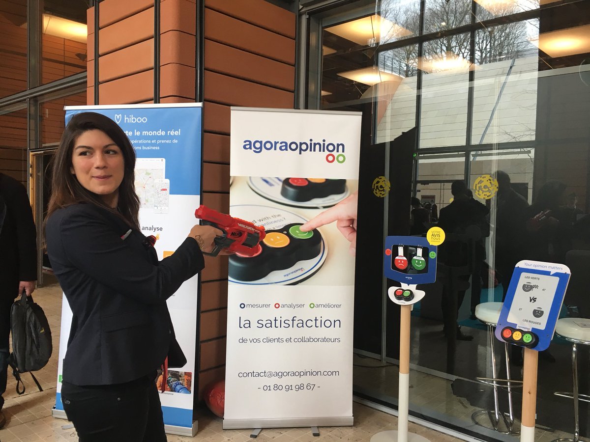 WeNetwork_'s tweet photo. #SIdO18 | Rencontre avec la team de @AgoraOpinionCx qui sait attirer les visiteurs pour noter le @SIdOevent 🔫🚦#IoT https://t.co/3K8w0lTLMT