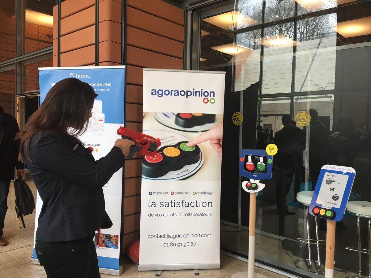 WeNetwork_'s tweet photo. #SIdO18 | Rencontre avec la team de @AgoraOpinionCx qui sait attirer les visiteurs pour noter le @SIdOevent 🔫🚦#IoT https://t.co/3K8w0lTLMT