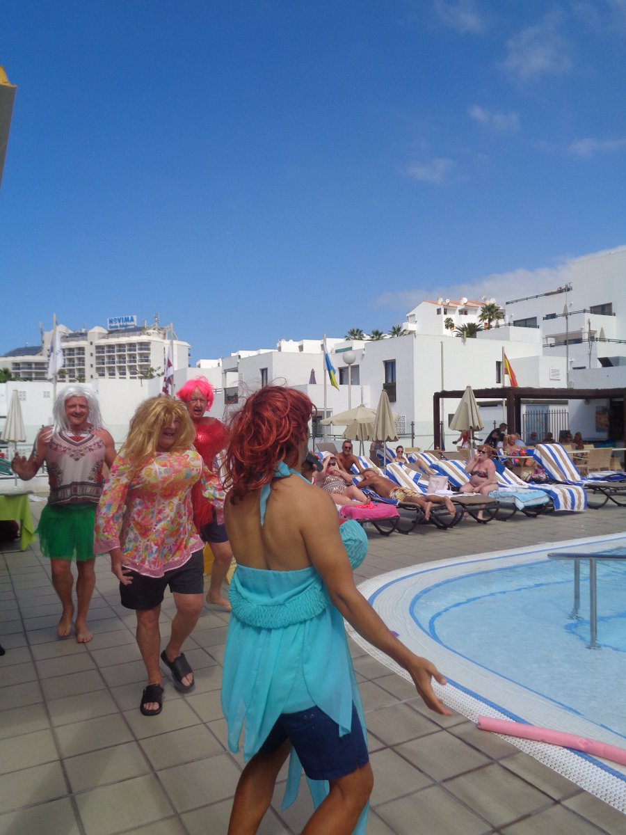 Davinia_RC's tweet photo. #Members, #Owners &amp; #Guests having a lot of #fun at our top pool with our Entertainer Alex😜and this great #music #moment🎼No better place to #StayVacationed than in #SunsetBayClub🌅#DiamondResorts💎@CristinaglezRM #DiamondCareers #Tenerife #Dperfectservice #Spain https://t.co/3c1pd5NR6y