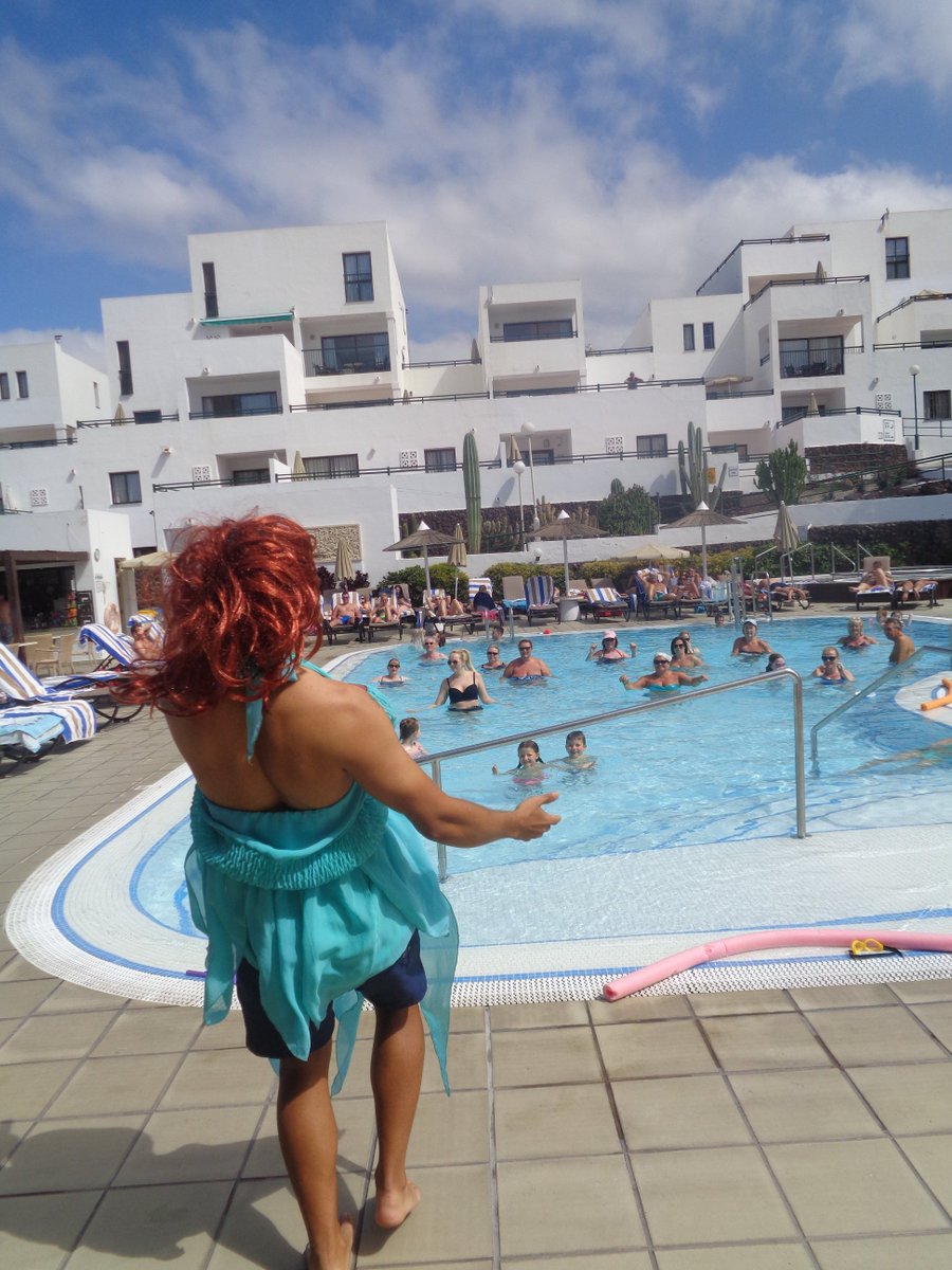 #Members, #Owners & #Guests having a lot of #fun at our top pool with our Entertainer Alex😜and this great #music #moment🎼No better place to #StayVacationed than in #SunsetBayClub🌅#DiamondResorts💎@CristinaglezRM #DiamondCareers #Tenerife #Dperfectservice #Spain