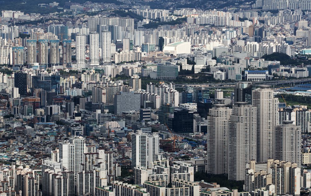 crypto's tweet photo. South Korean prosecutors detained four executives from two cryptocurrency exchanges on allegations of embezzlement and fraud https://t.co/JXAvd7k9fk https://t.co/tfv4X0LYNc