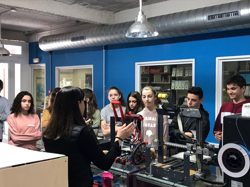 maristesbdn's tweet photo. Avui, demà i dimarts els alumnes de 2n d'ESO descobriran que és un FabLab de la mà de BDNLab. Descobrint la 4a revolució industrial! #FabLab #BDNLab https://t.co/JCcg1qNZzY