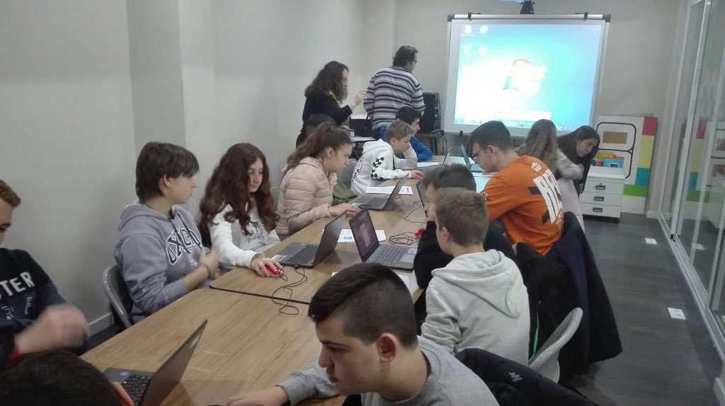 maristesbdn's tweet photo. Avui, demà i dimarts els alumnes de 2n d'ESO descobriran que és un FabLab de la mà de BDNLab. Descobrint la 4a revolució industrial! #FabLab #BDNLab https://t.co/JCcg1qNZzY