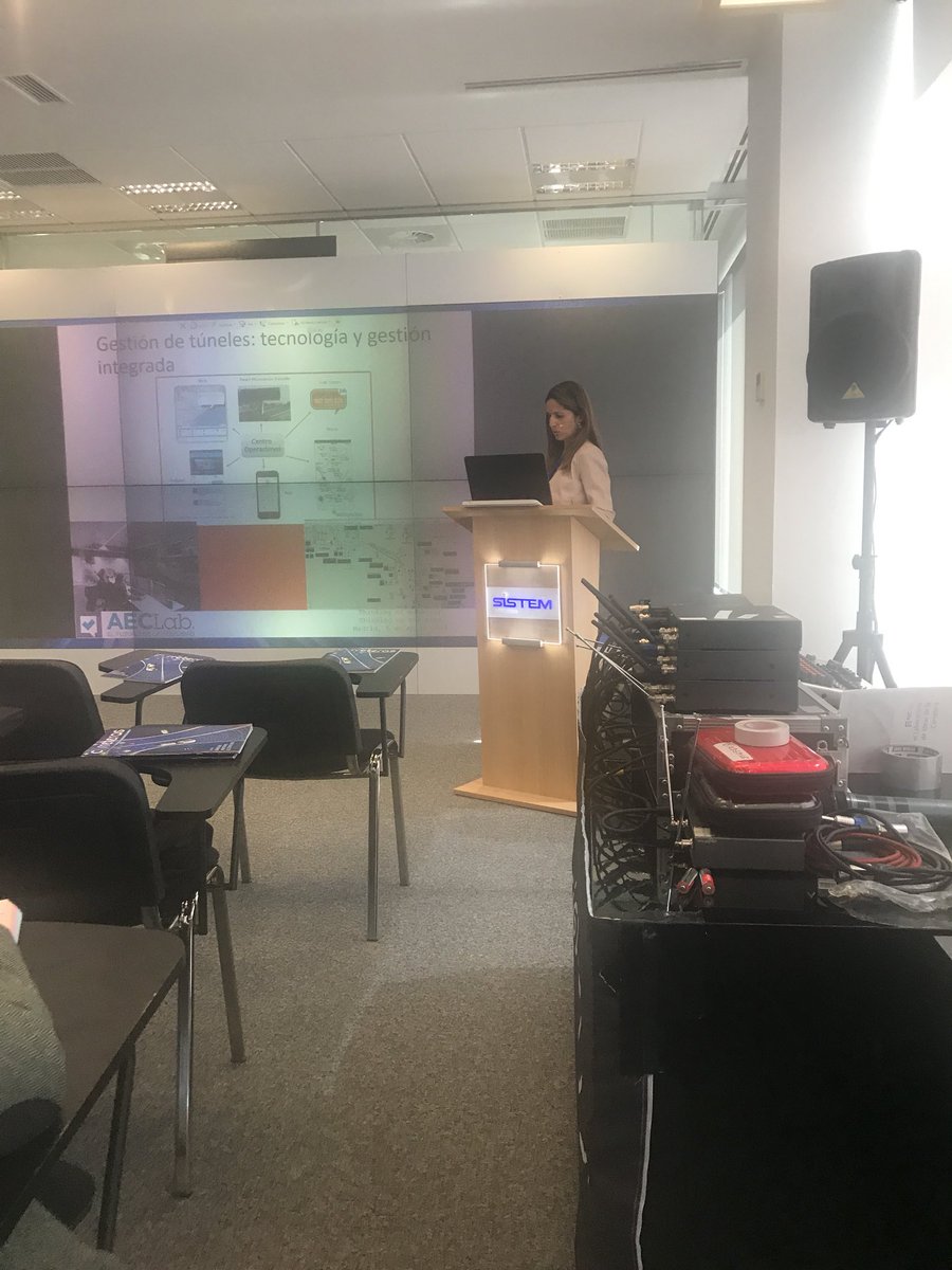 aec_thinktank's tweet photo. #AECLab Es el turno de @Crisautopistas de @Abertis, quien diserta sobre tecnología y gestión integrada de #SeguridadVial en túneles: los centros de operaciones co@o nexo entre conductor, Infraestructura y vehículo https://t.co/Zr4RRL23wz
