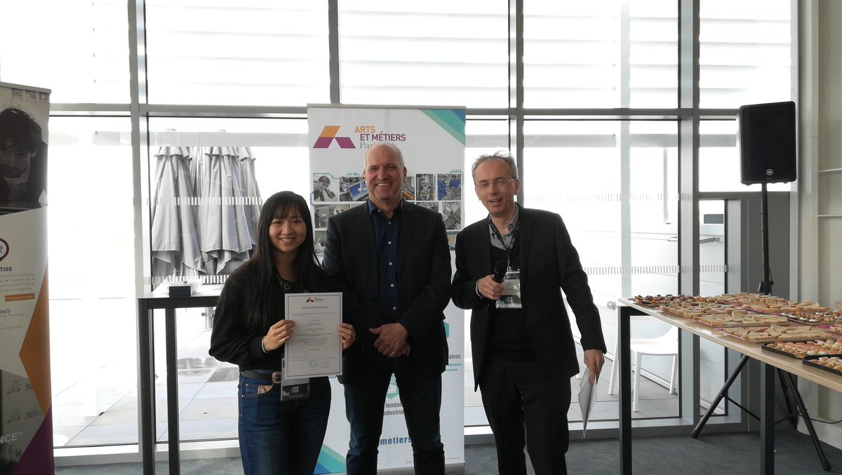 ArtsetMetiers_'s tweet photo. [#RemiseDeDiplomes] Les étudiants du #MasterRecherche #MTI3D de l'Institut #ArtsetMétiers de #laval reçoivent leur diplôme officiel en présence ce de @quessadajean, directeur du campus #ArtsetMétiers d'@Angers. Félicitations à tous ! 👏🎉😉 https://t.co/wlyXz1WiwU
