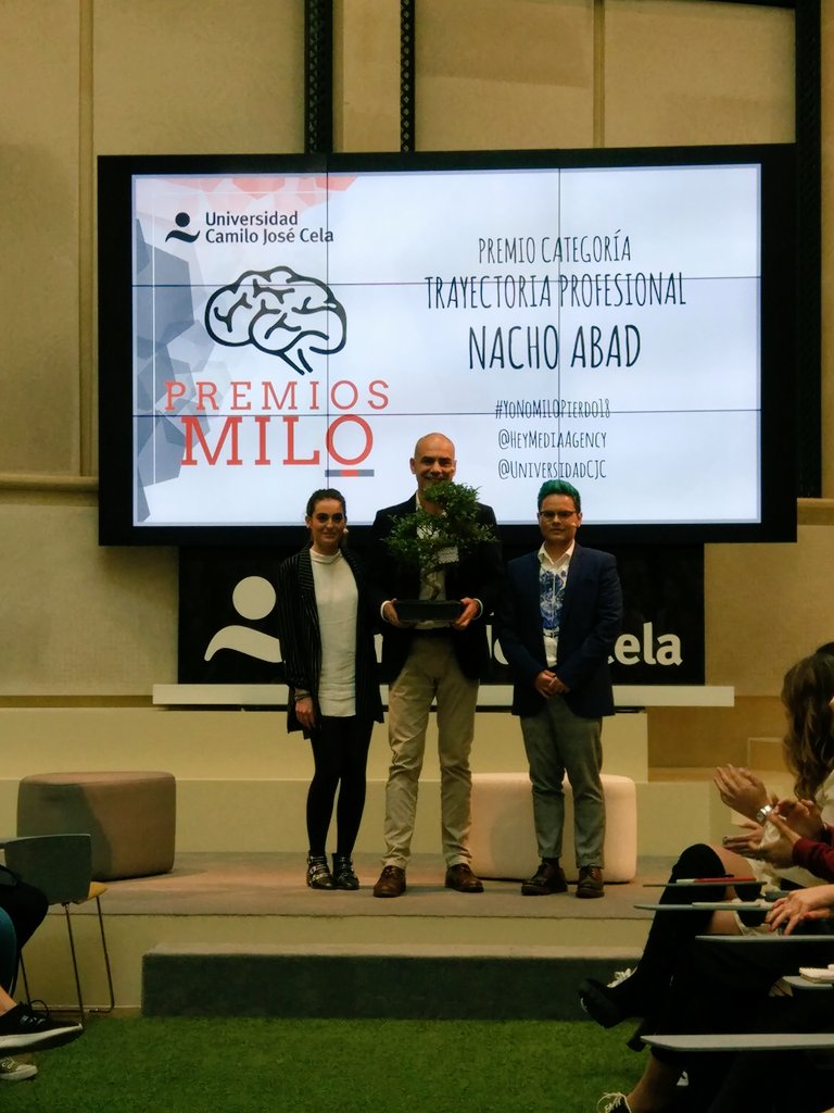 HeyMediaAgency's tweet photo. Muchas gracias💕 a nuestro invitado especial y ganador del premio a #TrayectoriaProfesional 🏆 @Nacho_Abad por las impresionantes anécdotas, experiencias y consejos que has compartido con nosotros 😁 en los #PremiosMilo18 https://t.co/RffevphCSh
