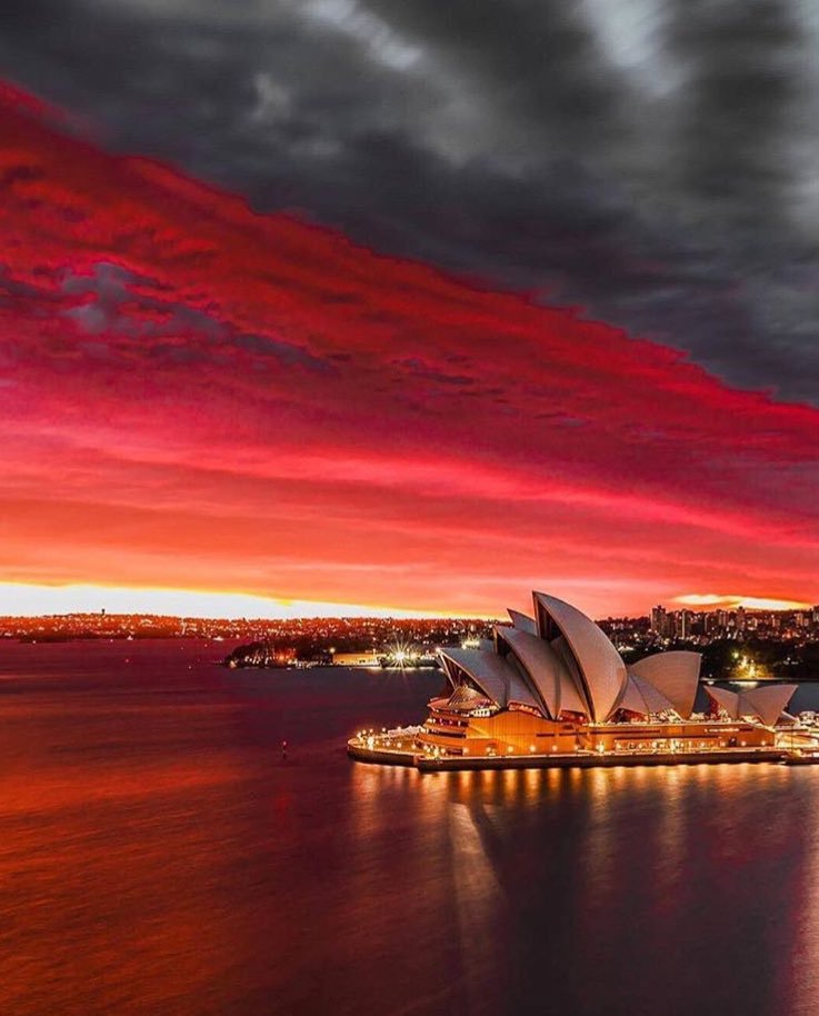 Red skies over the Sydney Opera House in Australia 🇦🇺