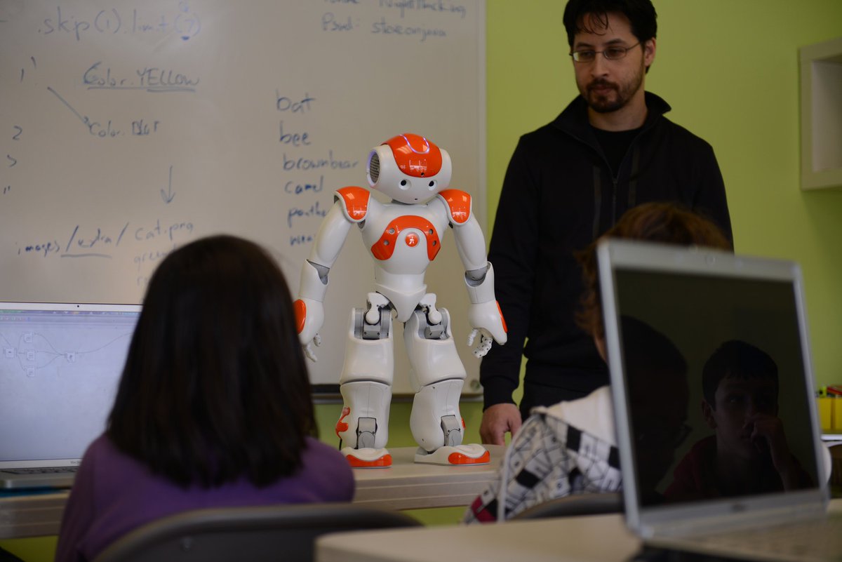 _Gr1p's tweet photo. Gaan #robots voor ons allemaal werken? Of voor de happy few? Kom 8 april naar het VG Café  voor een groepsgesprek over robotisering en werk. Onderdeel van de serie Ethiek en Technologie van @VG_Amsterdam . https://t.co/TizivHJlRp https://t.co/L7FpJl1T0X