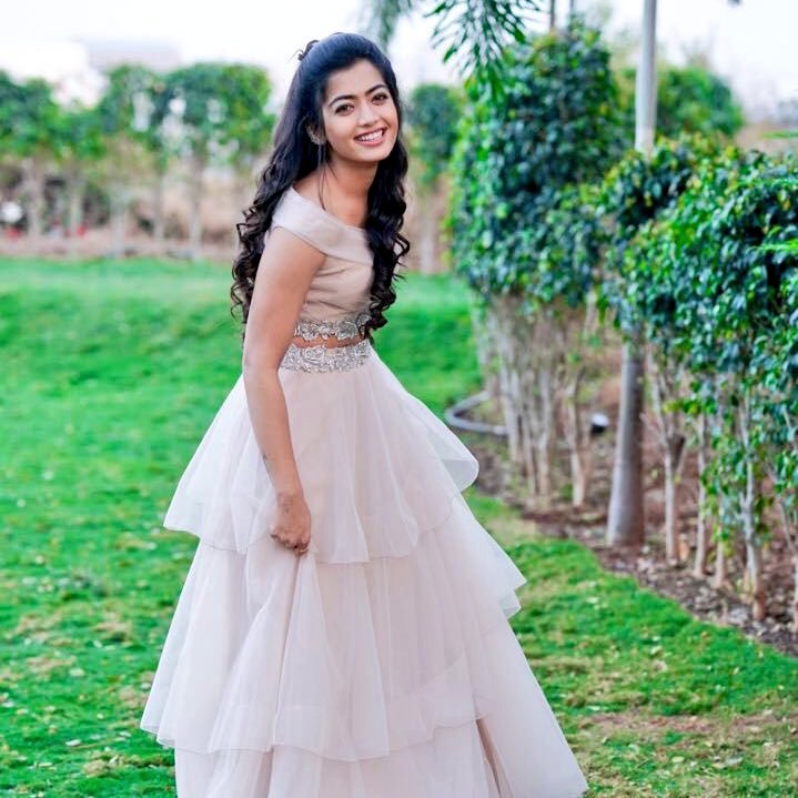 PowerStarFanGR1's tweet photo. @crushqueen_fc @iamRashmika @rakshitshetty @Rashmikafans @RashmikaFC @FcRashmika @SamyukthaHegde @kirikparty30 @theRSfans @chamakmovie @GaneshFans Wish you happy birthday  rashmika mandanna https://t.co/xFc43cBocB