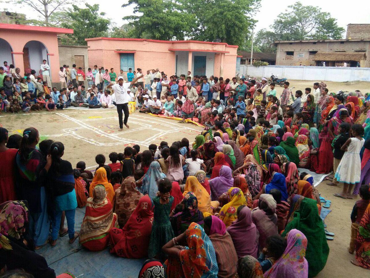 प्रखंड गायघाट ग्राम पंचायत राज महममदपुर सूरा में उत्तर प्रदेश से आये हुय स्वच्छाग्रही व स्थानीय स्वच्छाग्रही के साथ tirigirnig के माध्यम से समुदाय इज्जत मान सम्मान बीमारी अतिसार बोणापन बुजुर्गो के असुविधा को समझाते हुए #ChaloCamparan #SwachhBharat #swachhBihar #ZSBP <a href="/LSBA_Bihar/">Lohiya Swachh Bihar Abhiyan</a>