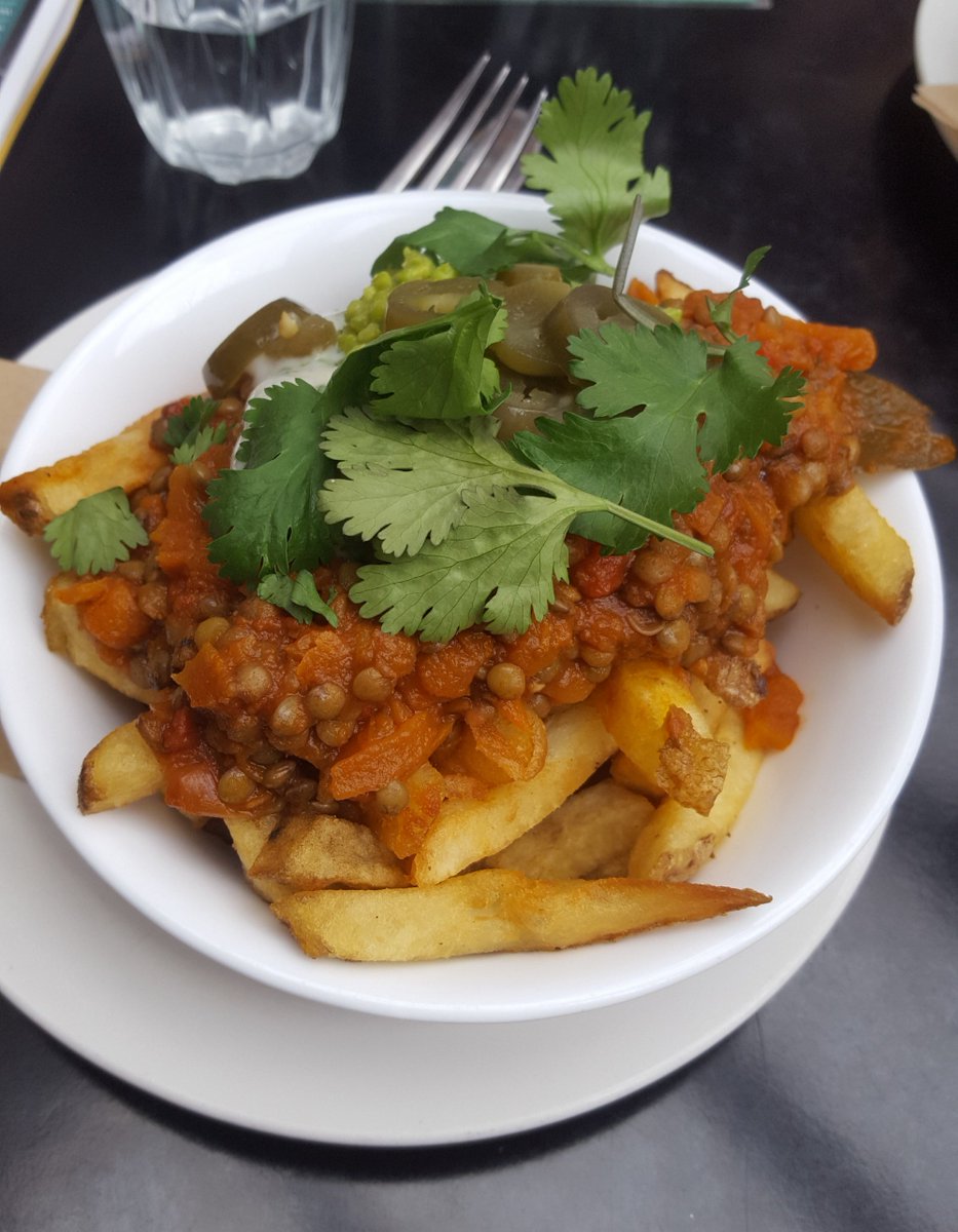 gluthub's tweet photo. Homemade fries topped with a puy lentil chilli, green pea guacamole, coconut sour cream, jalapeños and fresh coriander - just £6.95 @The_GalleryCafe, @StMargaretsLDN #bethnalgreen #London #Vegan https://t.co/Q6otJslqtd