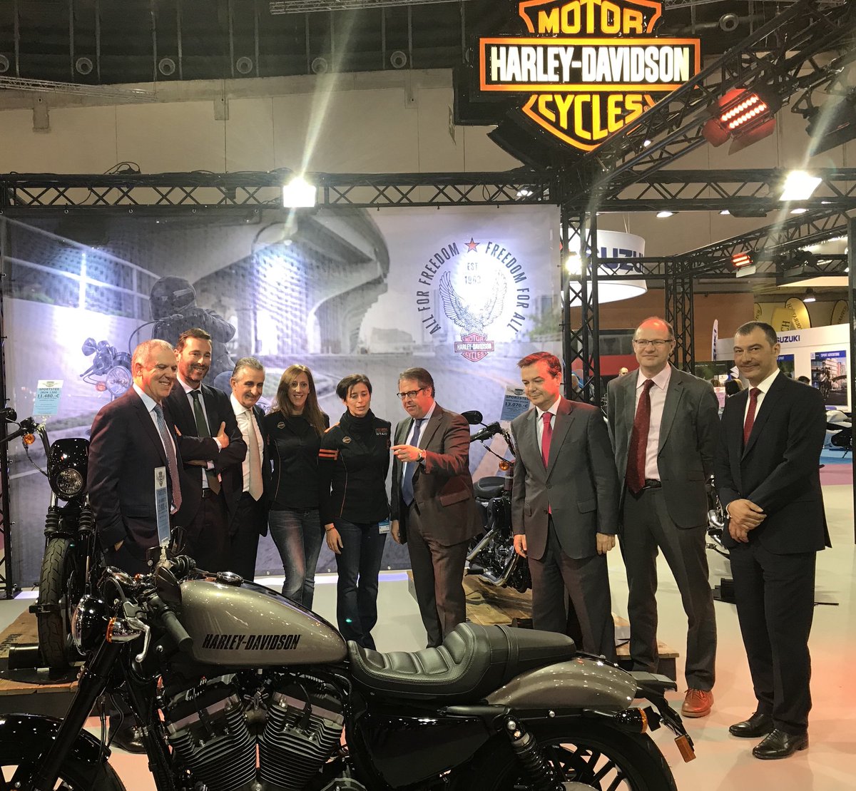 onmotortv's tweet photo. Hoy ha dado comienzo @vivelamoto con la Jornada “Motos que mueven ciudades”, organizada por @FUNDACIONPONS y #ANEDOR, donde @Gserrano_DGT ha anunciado la puesta en marcha del Plan SEGURMOTO, con 30 medidas para seguir avanzando en la mejora de la #SeguridadVial de las dos ruedas. https://t.co/45f6rOcLTB