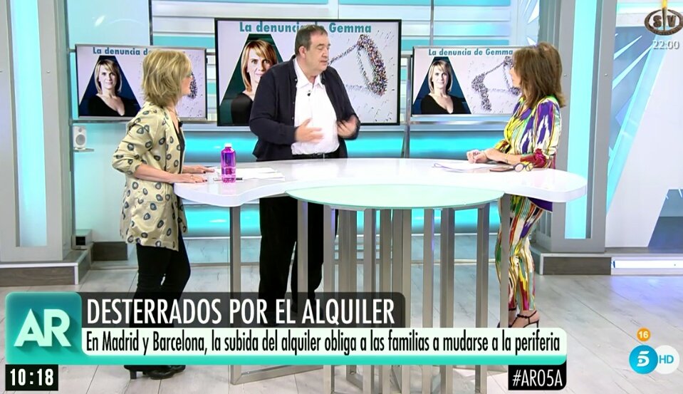 MareasCiudadana's tweet photo. [VÍDEO]--> https://t.co/RRxNcIHK9e 
Nuestro compañero Julio Rodríguez, vecino de @MADRID ,desahuciado por la burbuja del alquiler en @Telecincoes_ @elprogramadear @anarosaq con #GemmaNierga #AR05A :“Convierten las ciudades en un parque temático turístico” 
#LeyAlquileresJustos https://t.co/aRzrRJdcKK