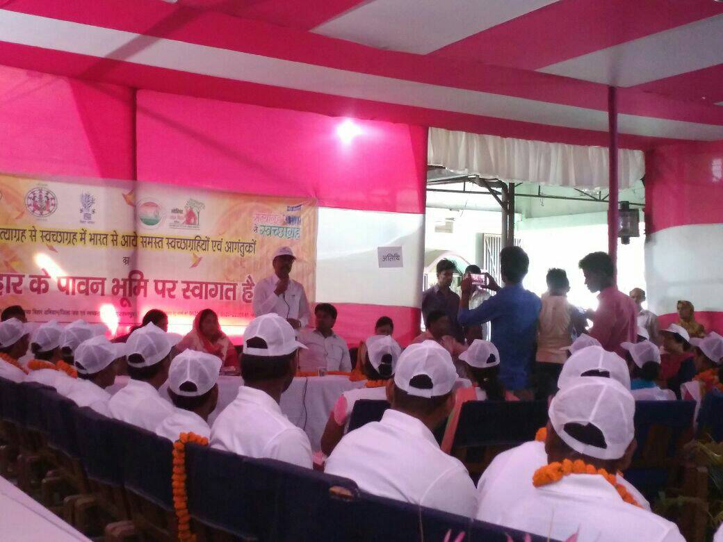 कुढ़नी में स्वच्छाग्रहियों का स्वागत #ChaloCamparan #SwachhBharat #swachhBihar #ZSBP <a href="/LSBA_Bihar/">Lohiya Swachh Bihar Abhiyan</a> @Tatatrust