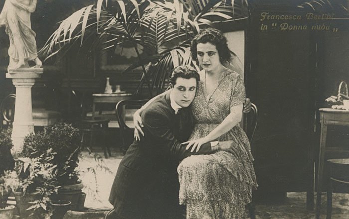 inpenombra's tweet photo. Seconda versione della "Donna nuda" di #Bataille e della giornata: questa volta a carico di Roberto Roberti (Vincenzo Leone) con Francesca Bertini (Lolette) e Angelo Ferrari (Bernier) produzione Bertini Film 1920 uscito nel 1922 #CinemaMuto in cartolina e #FilmLost (pare) https://t.co/7728Uyt8D1