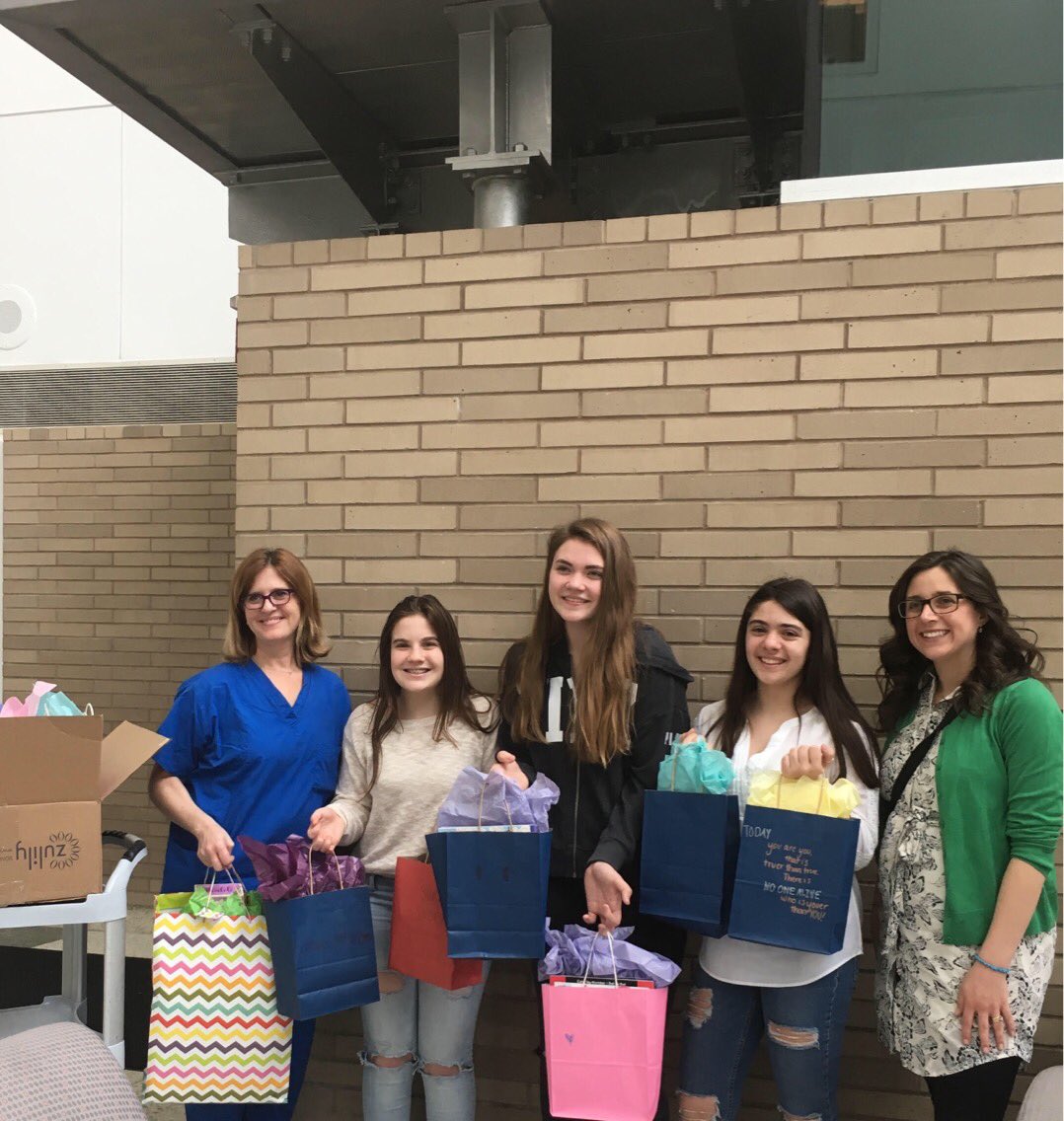 ktraf1's tweet photo. This is what community looks like! #MAD4Kids dropping off fun activities for kids to play with at @HackensackUMC. #proudteacher @loriebz @WPSEisenhower @wyckoffschools https://t.co/iPclt19XYV