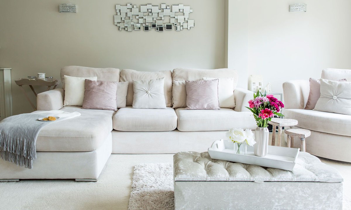 Socialitemedia2's tweet photo. Pick up some tips from this glamorous four-bed Seventies house in Kent https://t.co/B1T25VIV3R @idealhome #decorating #design https://t.co/1InAhqr5sY