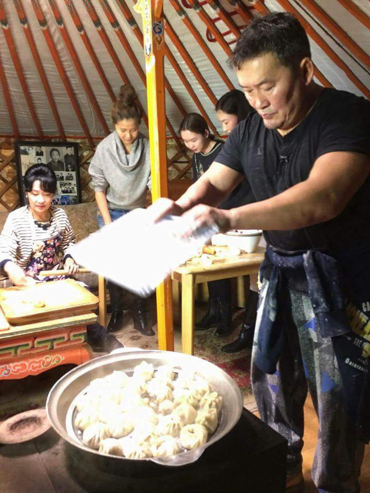 .

Хотын төвд 400 -хэн метр зам барихад 42 сая доллар байхад Элсэн цөлд 267 км төмөр зам барихад 270 сая доллар яаж хүрхэвдээ.
#МТ

.