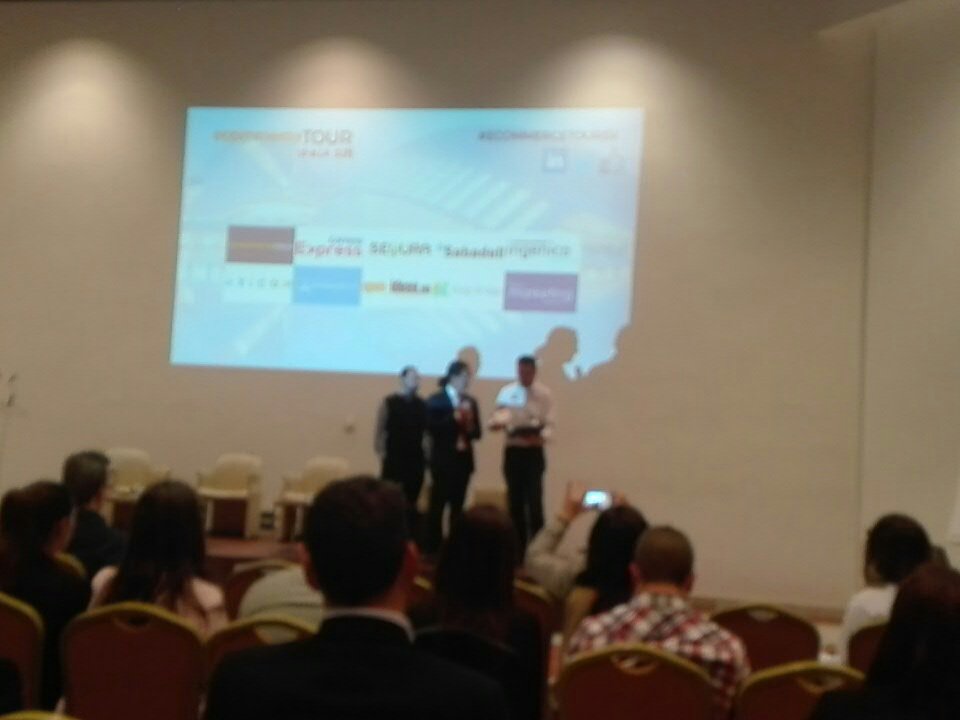 los_apuntes's tweet photo. #ecommercetoursv, #Queraltomola ganador del 1er premio https://t.co/9G0uy7sotN