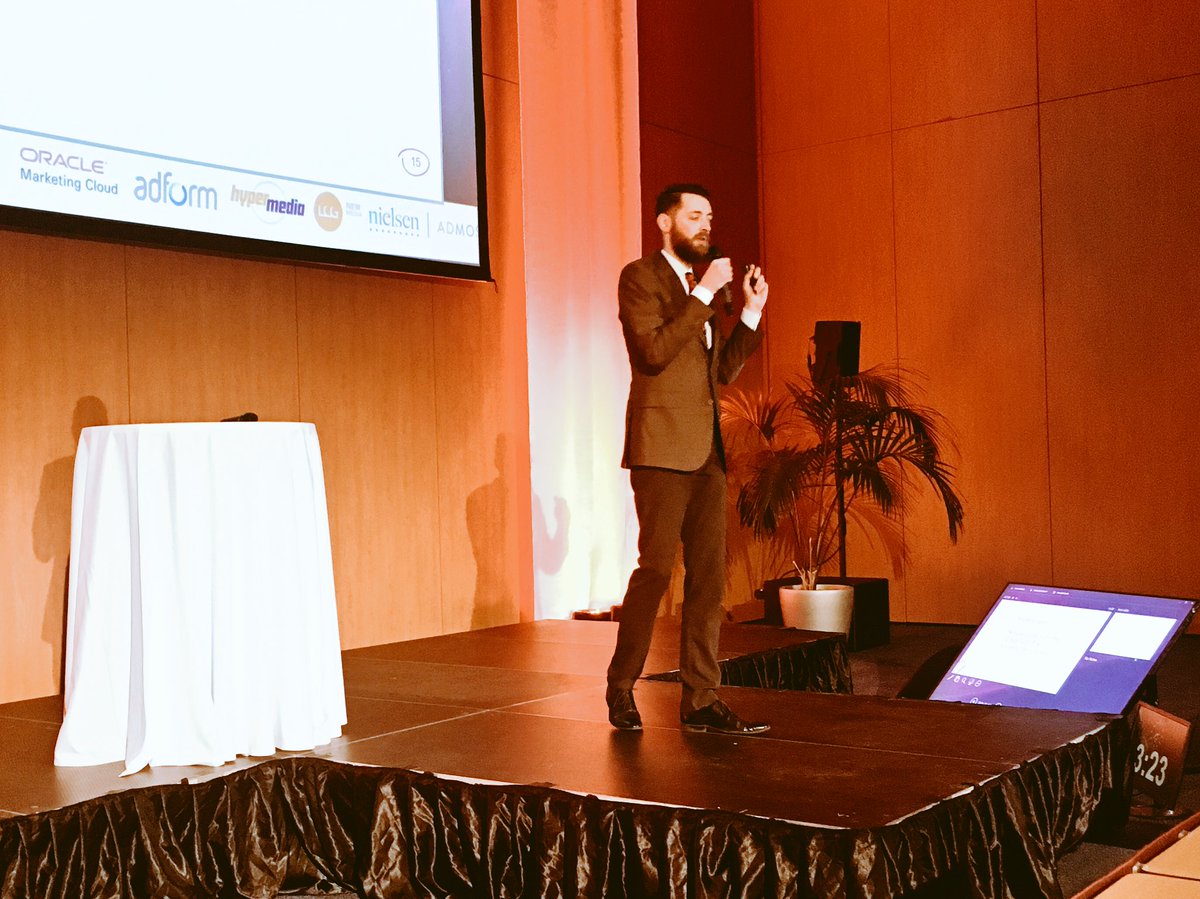 Marek_Baco's tweet photo. Po tomle tweetuz #CIF17 jsem cekal od @Cenzanni vzorovej oblek. https://t.co/ApKUH1F20g Takhle z dalky to ale vypada, ze si k hnedemu obleku vzal cerne dziny! Kde je na #IAC18 modni policie, aby mi vysvetlila, jestli “je to pravne OK” :) https://t.co/aEL8MZ9PBH