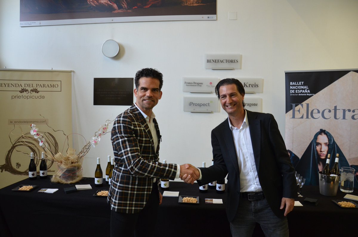 balletnacional's tweet photo. Hoy Cultura y Ciencia se han dado la mano @iProspectES ha firmado convenio #empresabenefactora del #BNE. @infonajarro ha hecho entrega de la placa de #Benefactor a su #DirectorGeneral, @lesteban. En el evento también ha estado nuestro #patrocinador @leyenda_paramo https://t.co/3iE27BxgVs