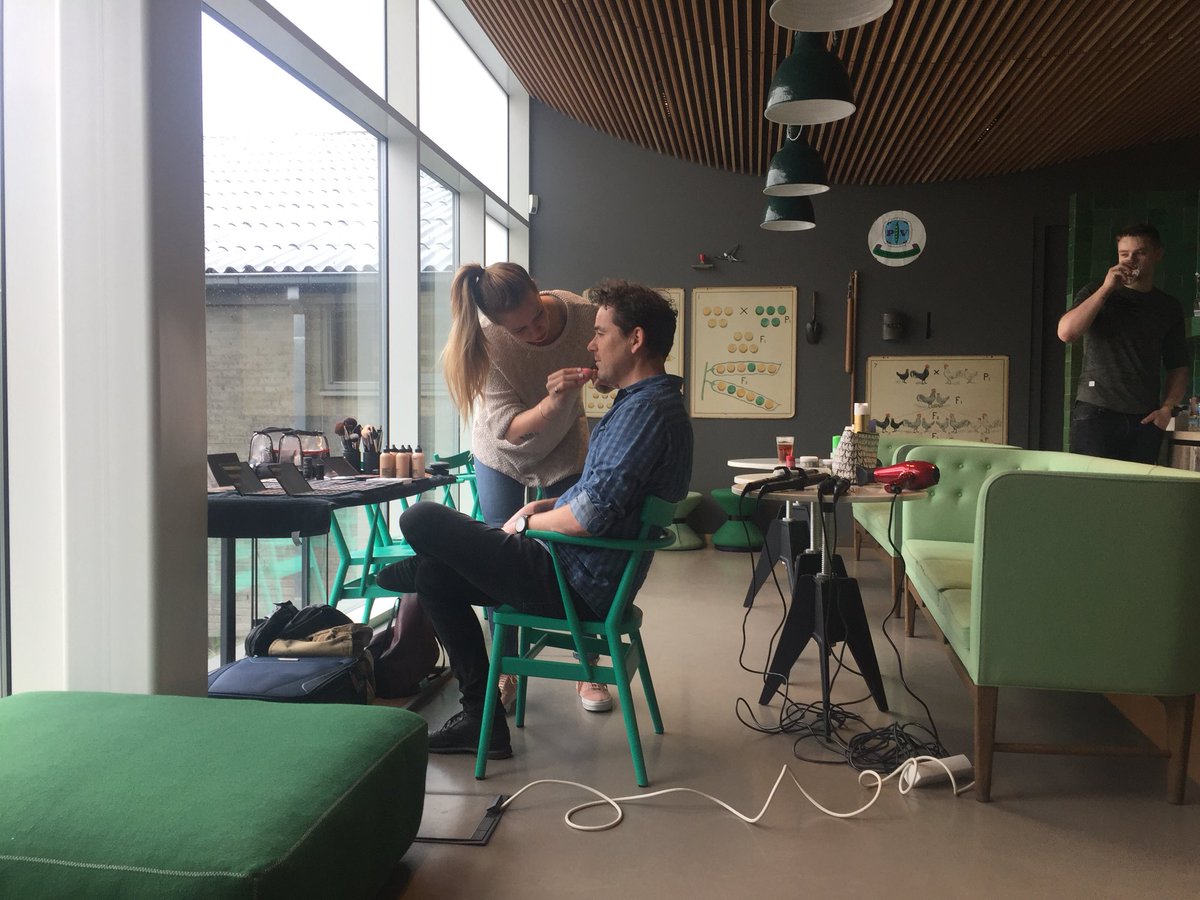 Uniek beeld vandaag bij Pop Vriend Seeds: visagie in de kantine &amp; tussen de kassen. Op de foto voor nieuwe website. Wordt mooi <a href="/LaraTimmerman/">lara timmerman</a> @Kim_Gieling <a href="/klaasjantimmer/">Klaas-Jan Timmerman</a> <a href="/MarcelBloemend1/">Marcel Bloemendaal</a> <a href="/ferdiveenstra/">Ferdi Veenstra</a>