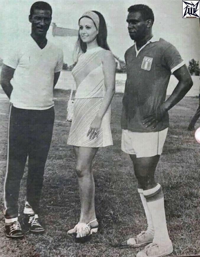 ruddyelliott's tweet photo. El Maestro "Didi", Madeleine Hartog Bell la primera peruana elegida “Miss Mundo” en Londres (1967) y el gran Pedro Pablo "Perico" Leon, Notese con que zapatillas entrenaba Perico @padelriol @diegoreba @PedroEloyG @FrancoCabreraFC Foto de METALIANZA #AlAngulo https://t.co/NSXjJ4kyBx