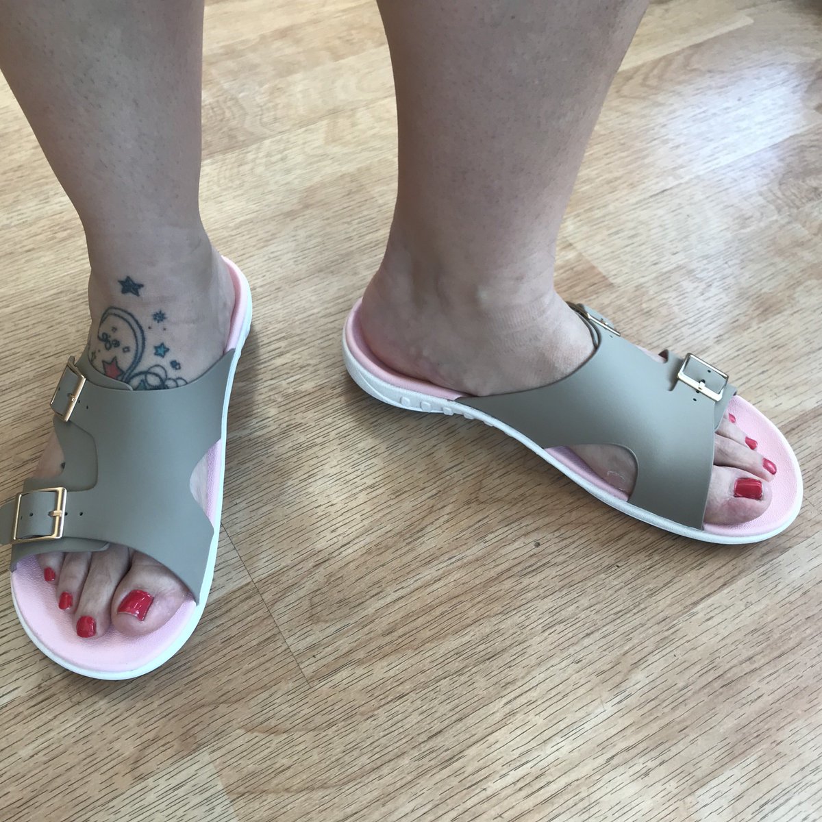 FleetFeetVV's tweet image. Spring Spenco sandals are here. Super comfy and adorable! We have mens and womens styles! Come in and try some on! #spenco #sandals #footsupport #summerready #fleetfeetvv