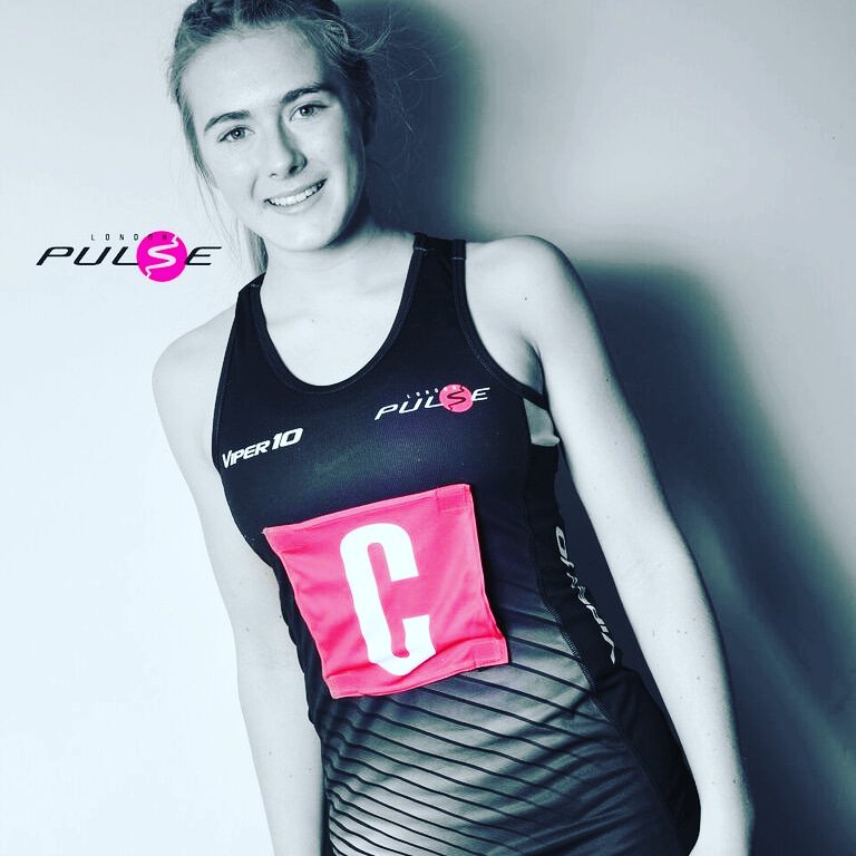 Pulse_Netball's tweet photo. Today we are celebrating our mid-court #extraordinaire @lola_wheeler who is part of the #englandnetball #rosesacademy &amp; our #U19 squad. Lola is dynamic &amp; an  exciting player to watch. She specialises in eye of the needle passes! #makelondonsuper #London  #netball #englandnetball https://t.co/GEH13889JN