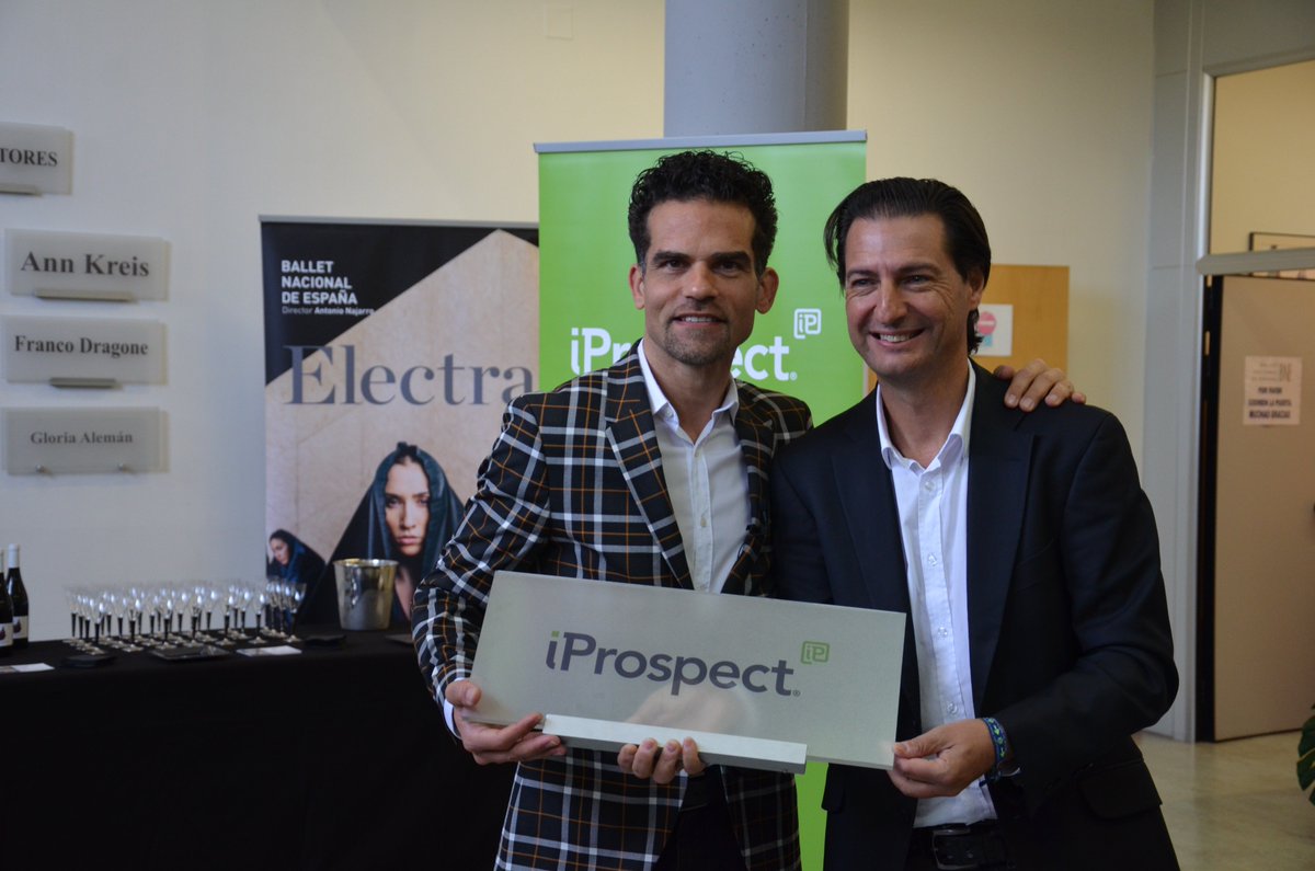 balletnacional's tweet photo. Hoy Cultura y Ciencia se han dado la mano @iProspectES ha firmado convenio #empresabenefactora del #BNE. @infonajarro ha hecho entrega de la placa de #Benefactor a su #DirectorGeneral, @lesteban. En el evento también ha estado nuestro #patrocinador @leyenda_paramo https://t.co/3iE27BxgVs