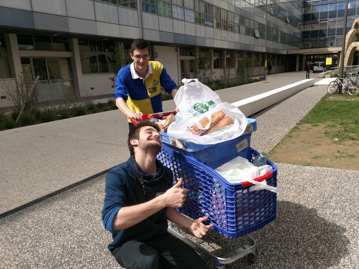 InsecurityAsso's tweet photo. Observez ces jeunes membres d'insecurity si fiers de vous offrir à manger ! #Inshack #inshack2018 https://t.co/4sK935zEAw